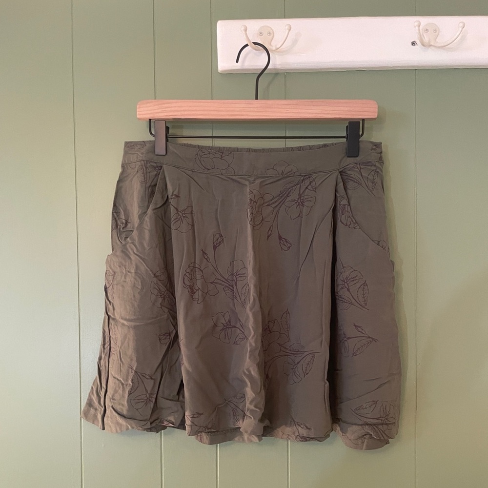 Old Navy Woven Skirt with elastic back in olive green